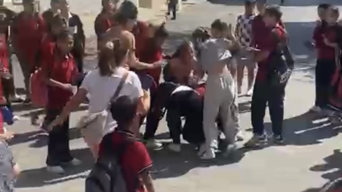 Okul çıkışı dehşeti kamerada! 10 kişinin darp ettiği 12 yaşındaki çocuğun annesinden yürek yakan feryat