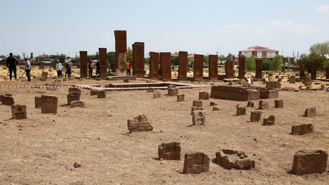 Bitlis'te toprak altındaki tarih gün yüzüne çıktı: 28'i çocuk 63 yeni mezar