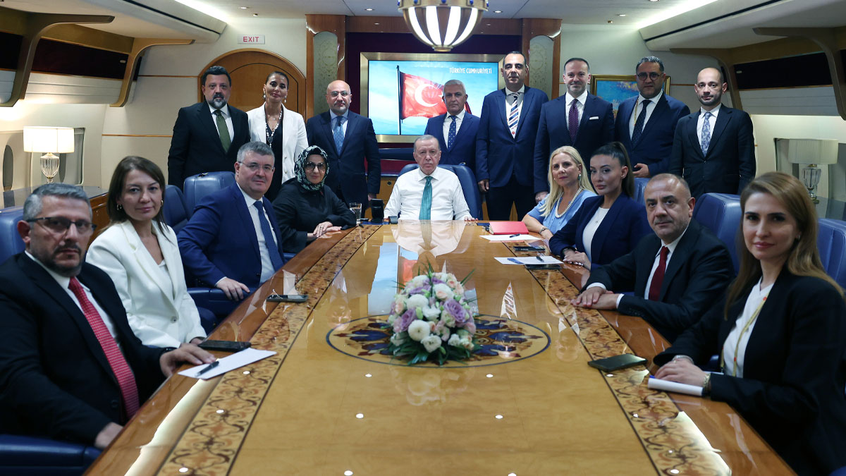 Erdoğan: 100 yıllık partiyi hırsızlık çetesinin fedaisi yaptılar