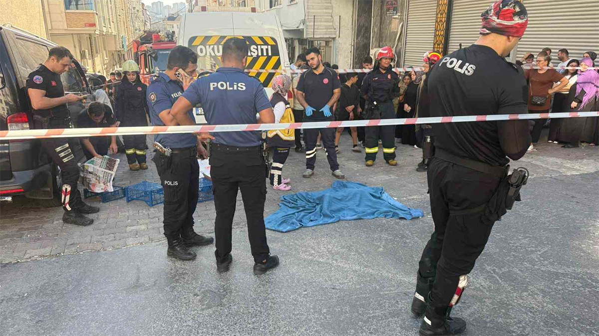 Esenyurt'ta feci kaza! Servis minibüsü anne ve oğluna çarptı, küçük çocuk hayatını kaybetti