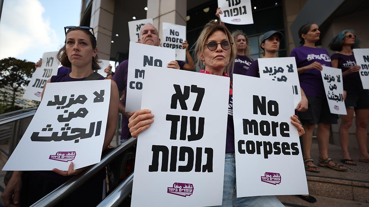 Tel Aviv'de hükümet binası önünde savaş karşıtı protesto