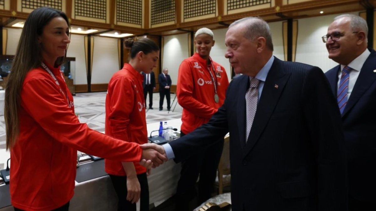 Erdoğan, A Milli Kadın Voleybol Takımı'nı kabul etti