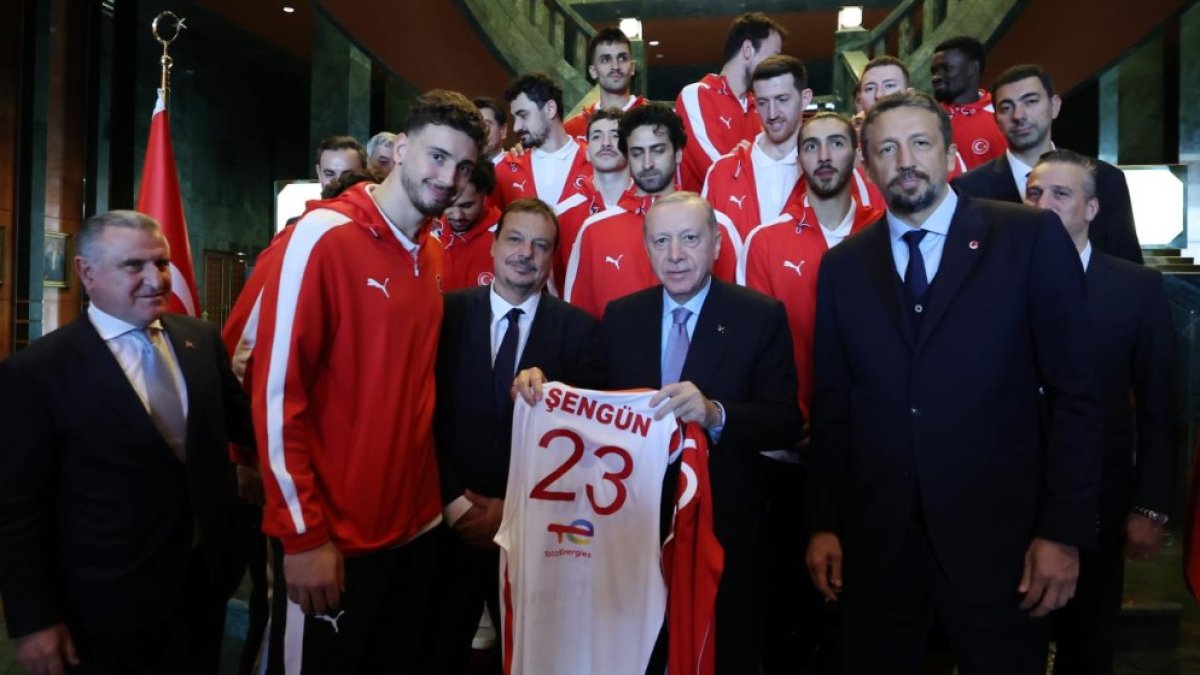 Erdoğan'dan A Milli Erkek Basketbol takımına tebrik: Sizin her başarınız çocuklarımıza örnek ve ilham kaynağı oluyor