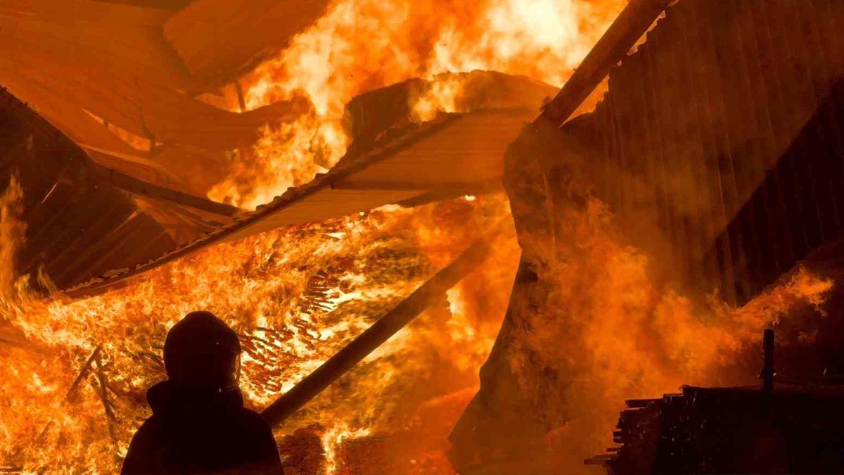 Samsun'da kereste fabrikası alev alev yanıyor