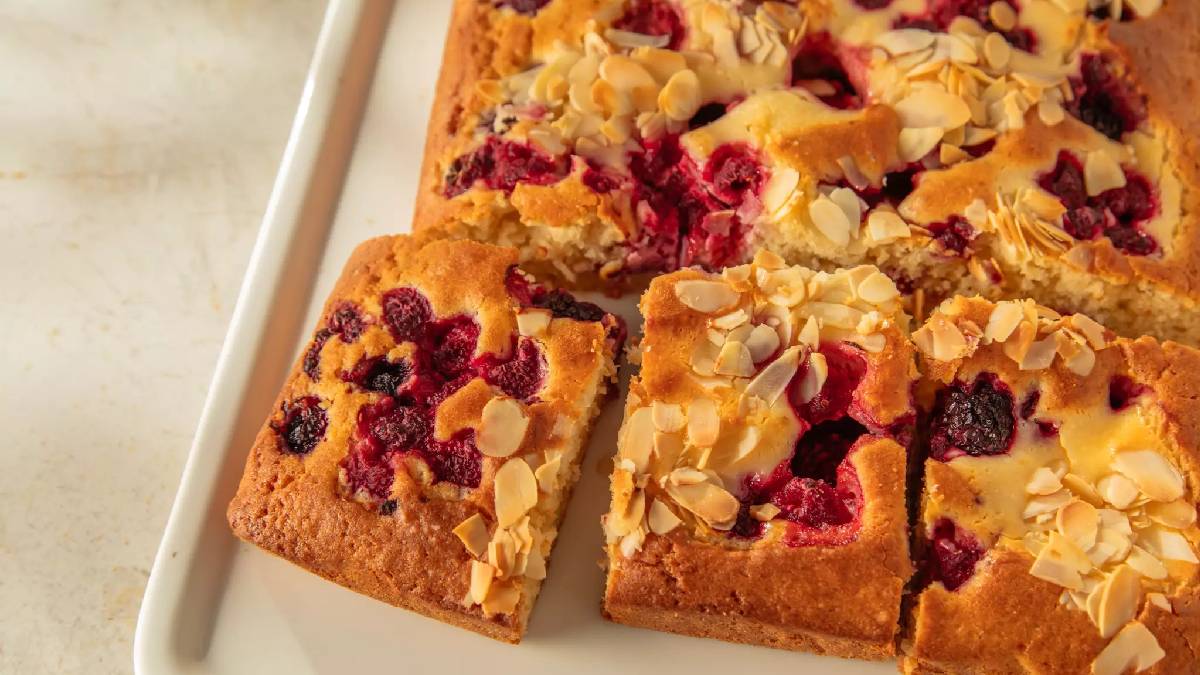 Çay saatlerine yumuşacık bir dokunuş: İşte en pratik orman meyveli kek tarifi!