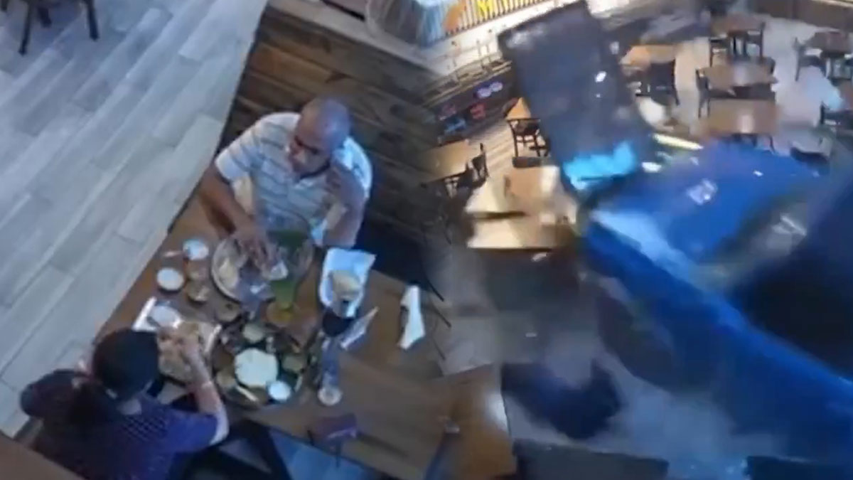 Şoke eden görüntüler! Restorana giren araç dehşet saçtı