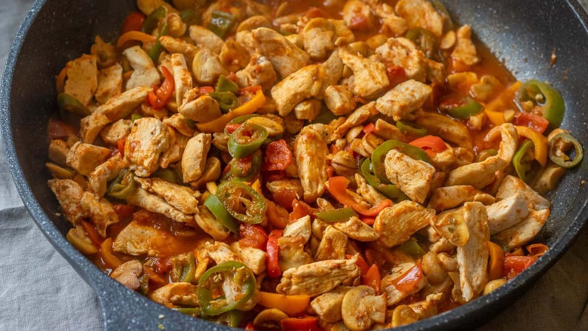 Tavuk göğsü artık kuru ve tatsız olmayacak: Usta aşçıların lokum gibi tavuklar için sakladığı o basit sır