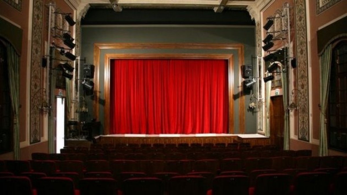 Sanatseverlerin uğrak noktası olan tiyatro sahnesi tadilata girdi! Daha modern bir şekilde dönecek