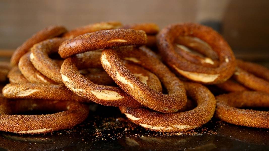 Bakanlık erteledi, tezgahlar dinlemedi: Resmi fiyatı 15 TL olan simit sokakta 20 TL