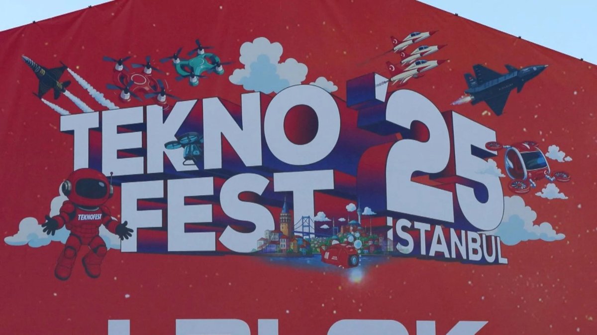 TEKNOFEST İstanbul başladı: SOLOTÜRK ve Türk Yıldızları sahnede