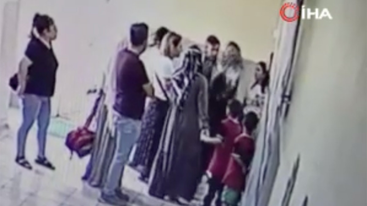 Kavga eden öğrencileri ayıran öğretmene velilerden saldırı