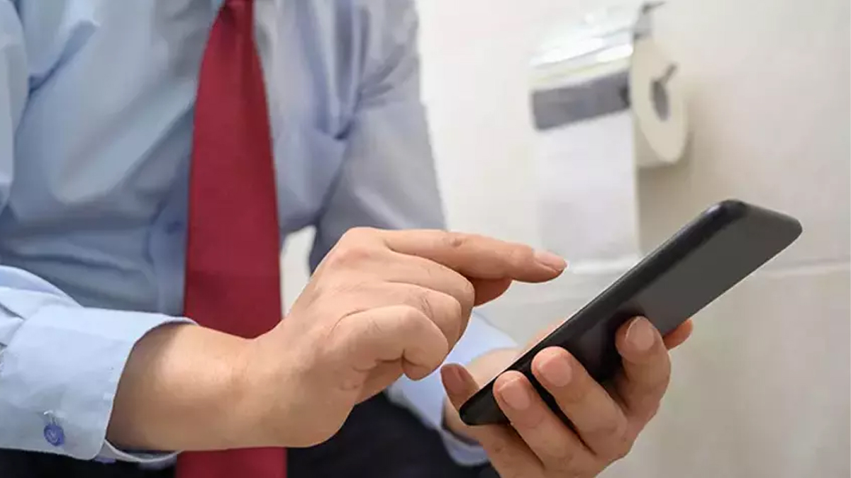 Uzmanlardan şok uyarı! Tuvalette telefonla oynamak o riski %46 artırıyor