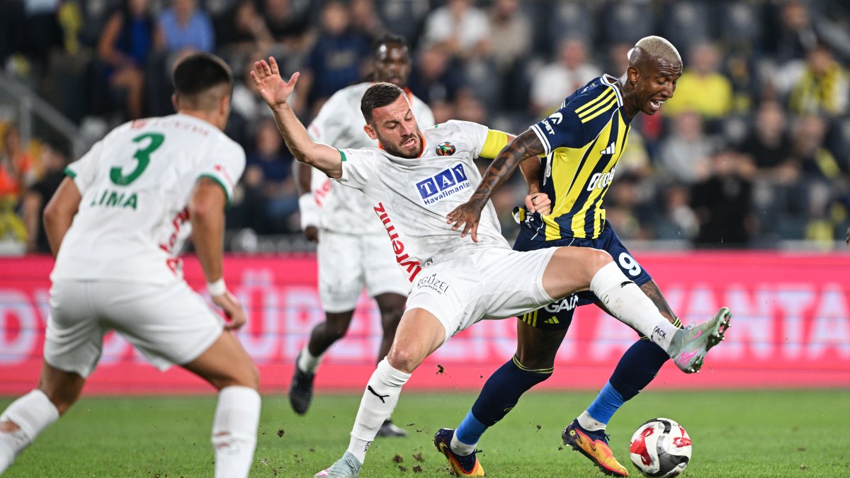 Fenerbahçe evinde takıldı: Sarı-lacivertliler, erteleme maçında Alanyaspor'la 2-2 berabere kaldı