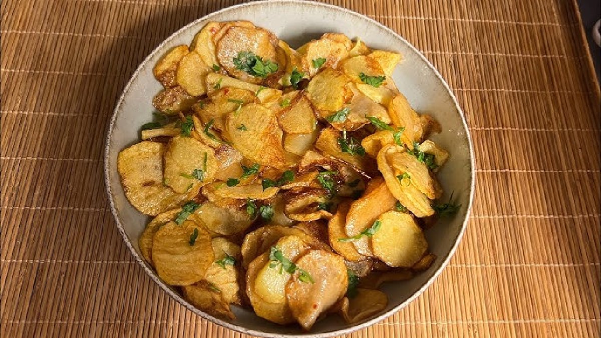 Salata tariflerinize yeni bir soluk getirecek! Klasiklerden çok uzak: İşte çıtır patates salatası tarifi…