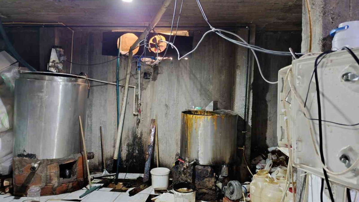 Ağrı'da dev gıda operasyonu: Ruhsatsız tesiste üretilen 5.7 ton sağlıksız pekmeze el konuldu!