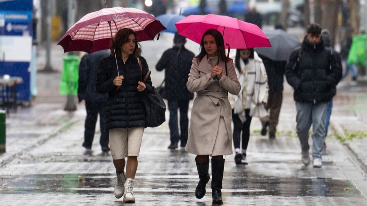 Türkiye yağışlı sistemin etkisine giriyor: Hava sıcaklıkları 6-12 derece düşecek