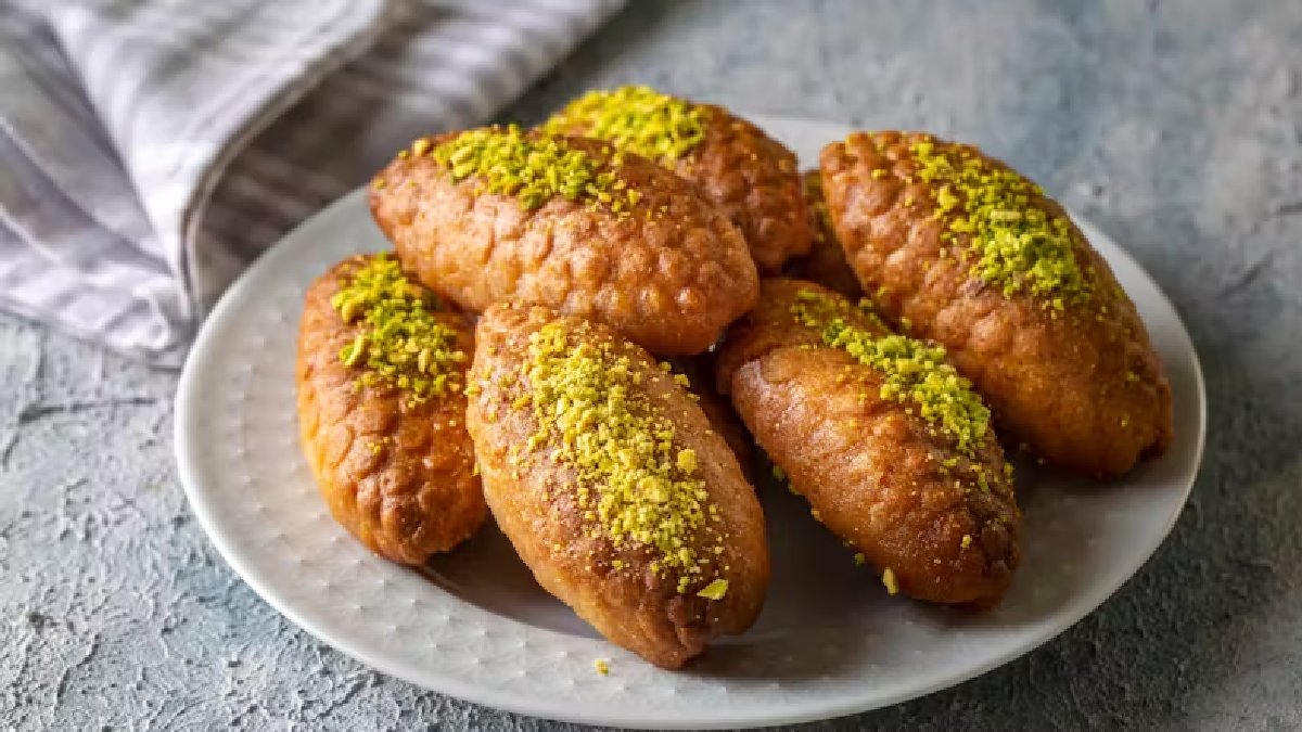 Şerbetli tatlıların en sevileni! Her gelen tarif almadan gitmeyecek: İşte kalburabastı tarifi…