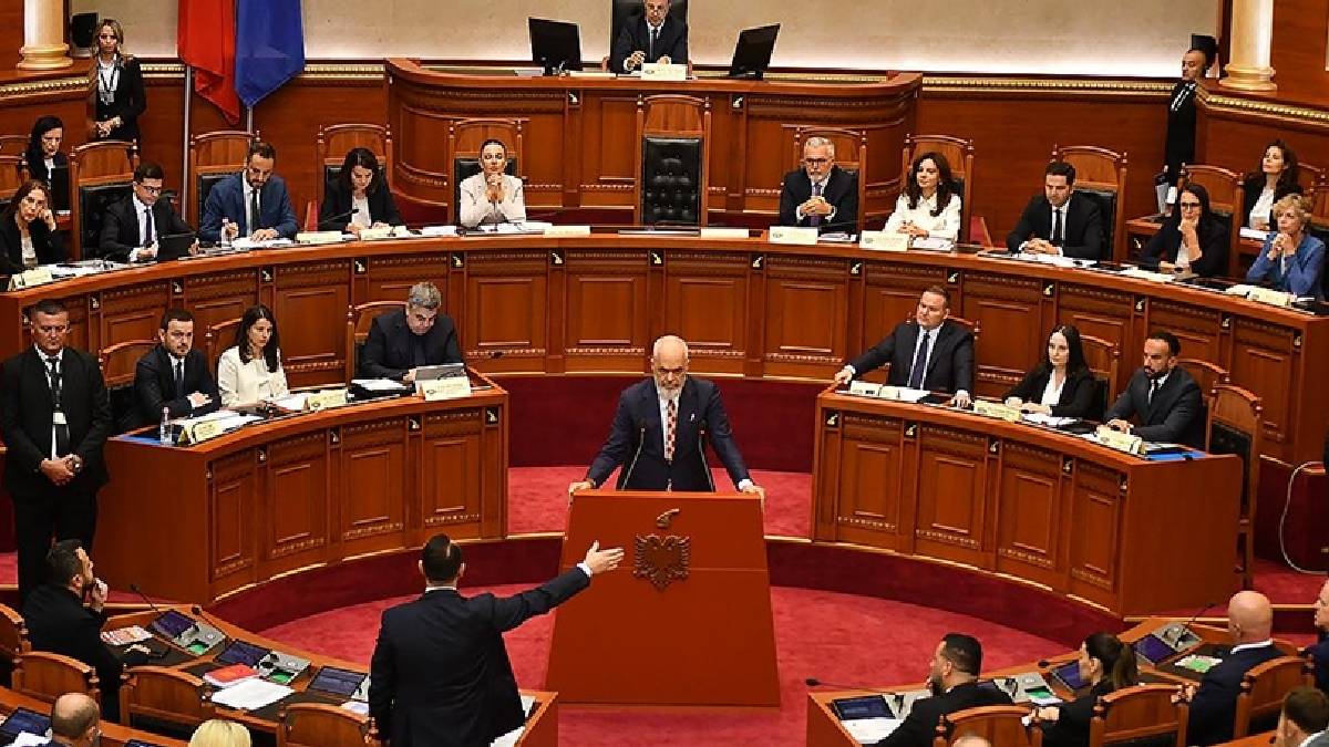 Arnavutluk'ta seçimden aylar sonra Edi Rama başbakanlığında hükümet kuruldu