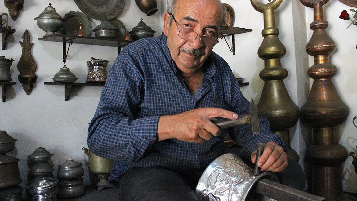 Sesi kulaklarda çınlıyor, 50 yıldır ter döküyor! Hurdayı sanata dönüştürüp, herkese örnek oluyor