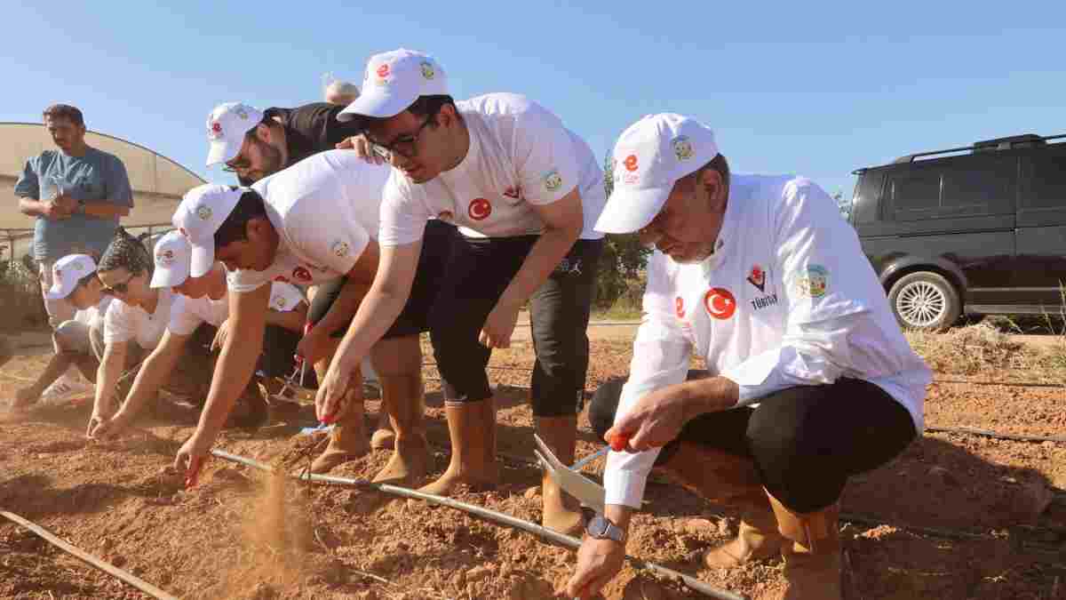 Başkan Yetişkin özel bireylerle tohumları toprakla buluşturdu