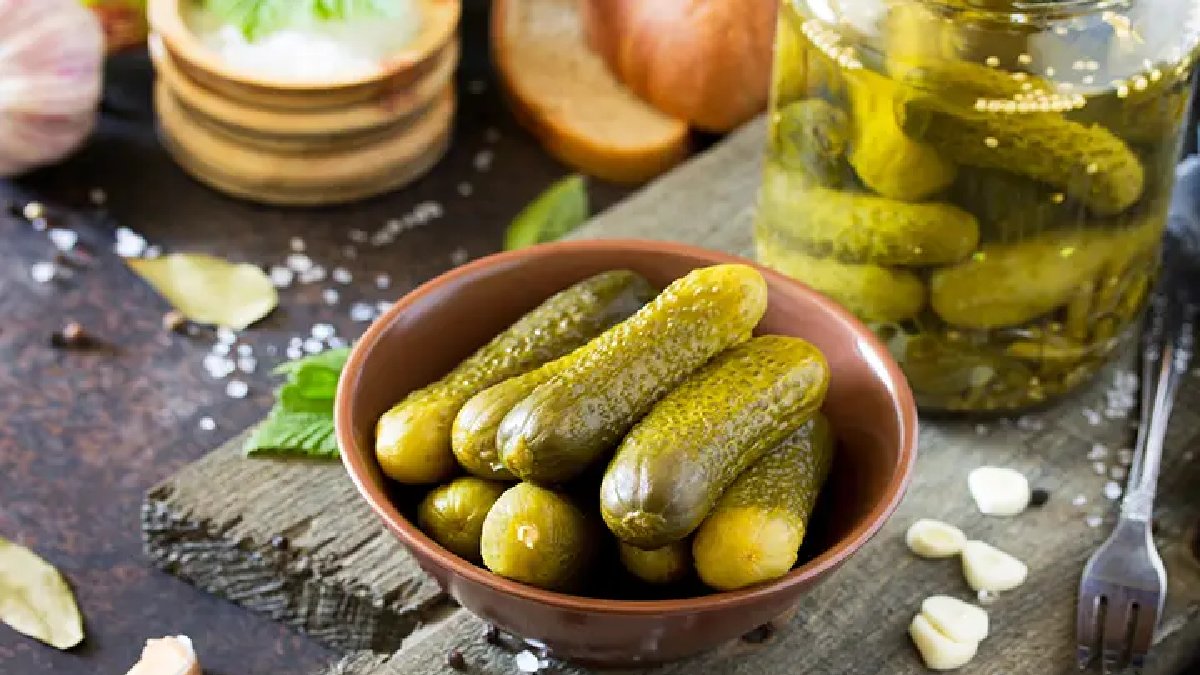 Uzun uzadıya beklemenize gerek kalmadı! Birkaç günde çıtır çıtır turşularınız hazır olacak! İşte pratik turşu tarifi…