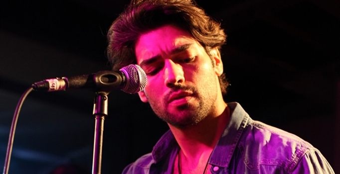 Yakışıklı baterist 
Şükrü Özyıldız