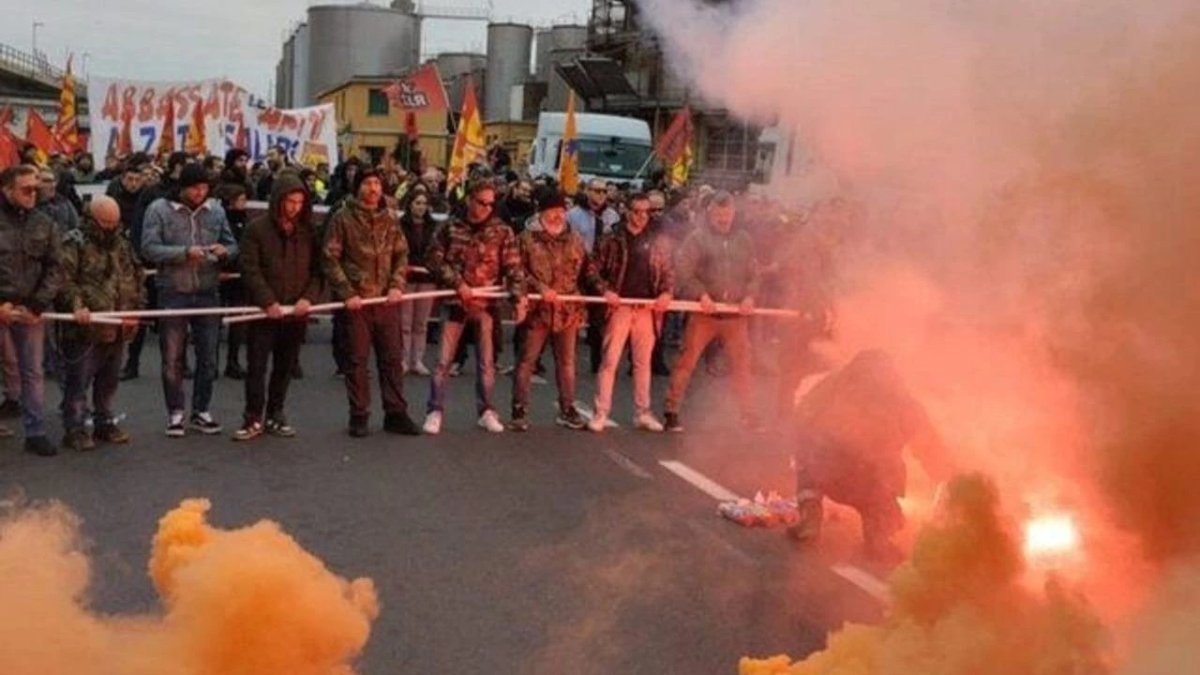 İtalya’da liman işçilerinin ihbarıyla İsrail’e patlayıcı sevkiyatı durduruldu