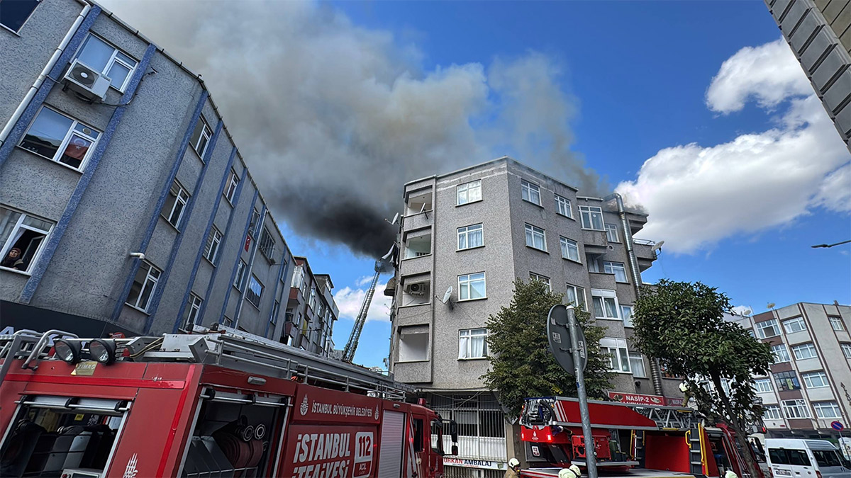 Bağcılar'da apartman yangını! Kontrol altına alındı