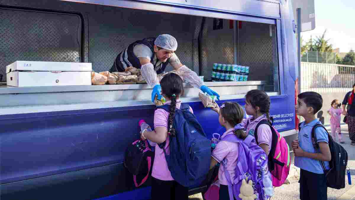 O ilimizde çocuklar derse aç girmiyor..! Büyükşehir'in beslenme paketi desteği bu yılda sürüyor