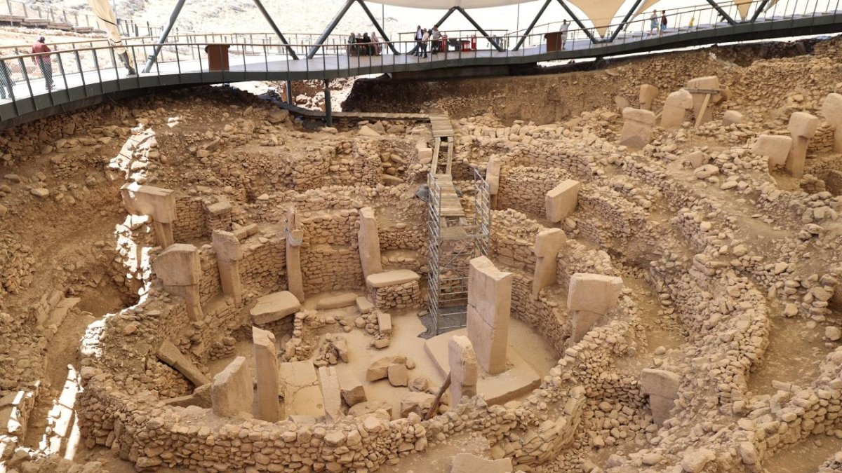 Göbeklitepe'de yeni insan heykeli bulundu