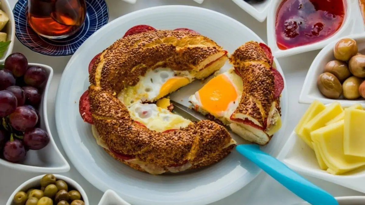 İster kahvaltıya hazırlayıp ister çocuğunuzun beslenmesine! Simit tostunuz 10 dakikada hazır olacak