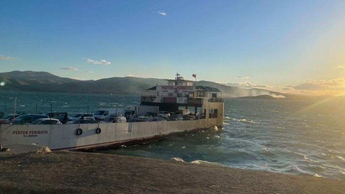 Pertek-Elazığ feribot hattı fırtına nedeniyle kapatıldı: Uzun araç kuyruğu oluştu
