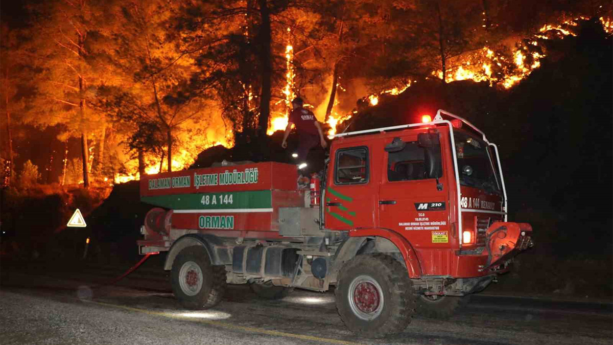 Köyceğiz 21 saattir yanıyor