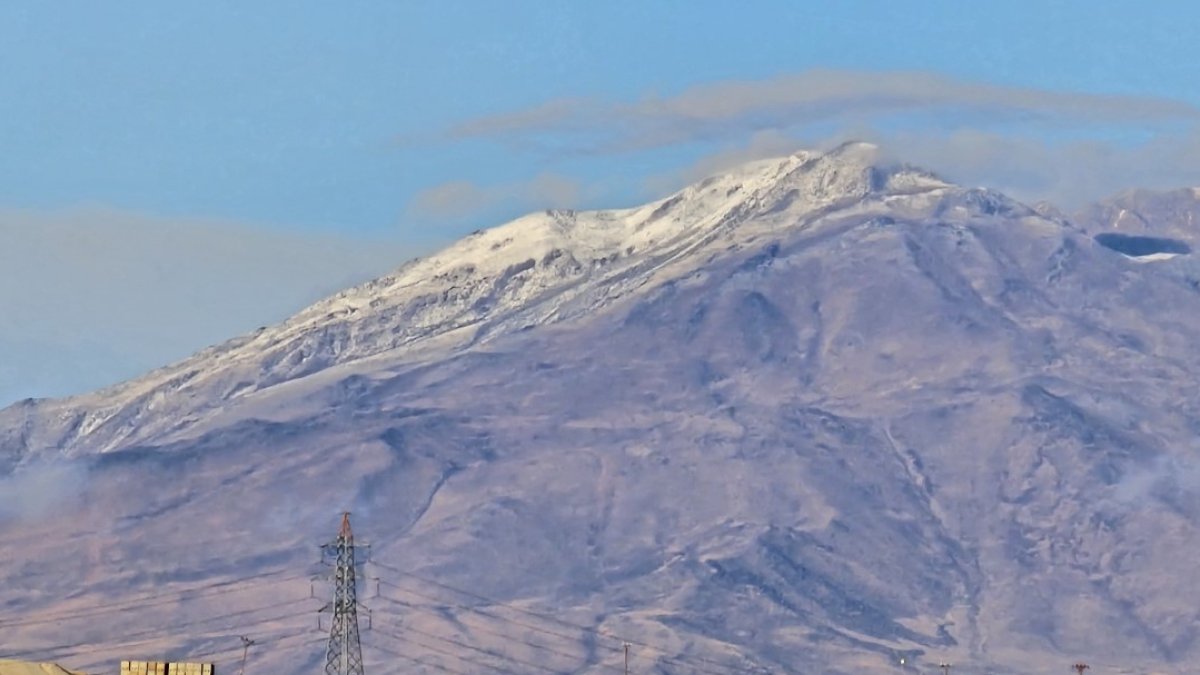 Türkiye'nin bir devine daha mevsimin ilk karı düştü: Süphan Dağı beyaza büründü!