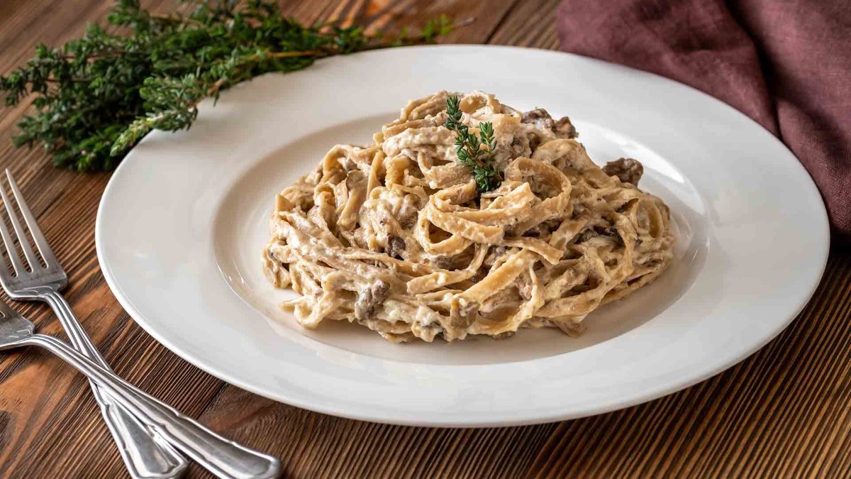 Restoranları kıskandıran lezzet, sadece tek bir tencerede: 20 dakikada hazır kremalı mantarlı makarna tarifi