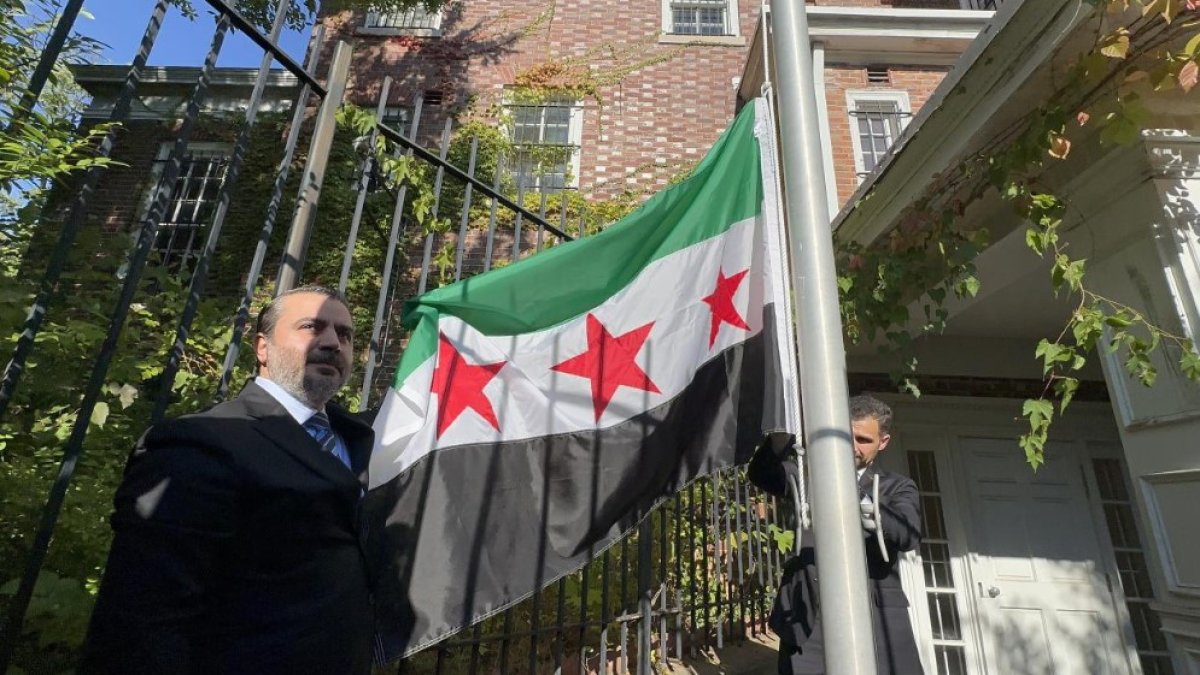 ABD'deki Suriye Büyükelçiliği'nde tarihi an: Bayrak yeniden göndere çekildi