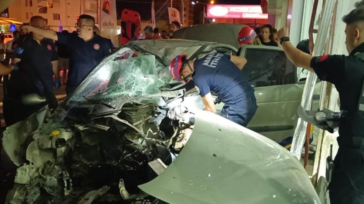 Adana'da trafik kazası: Kontrolden çıkan otomobil iş yerine girdi