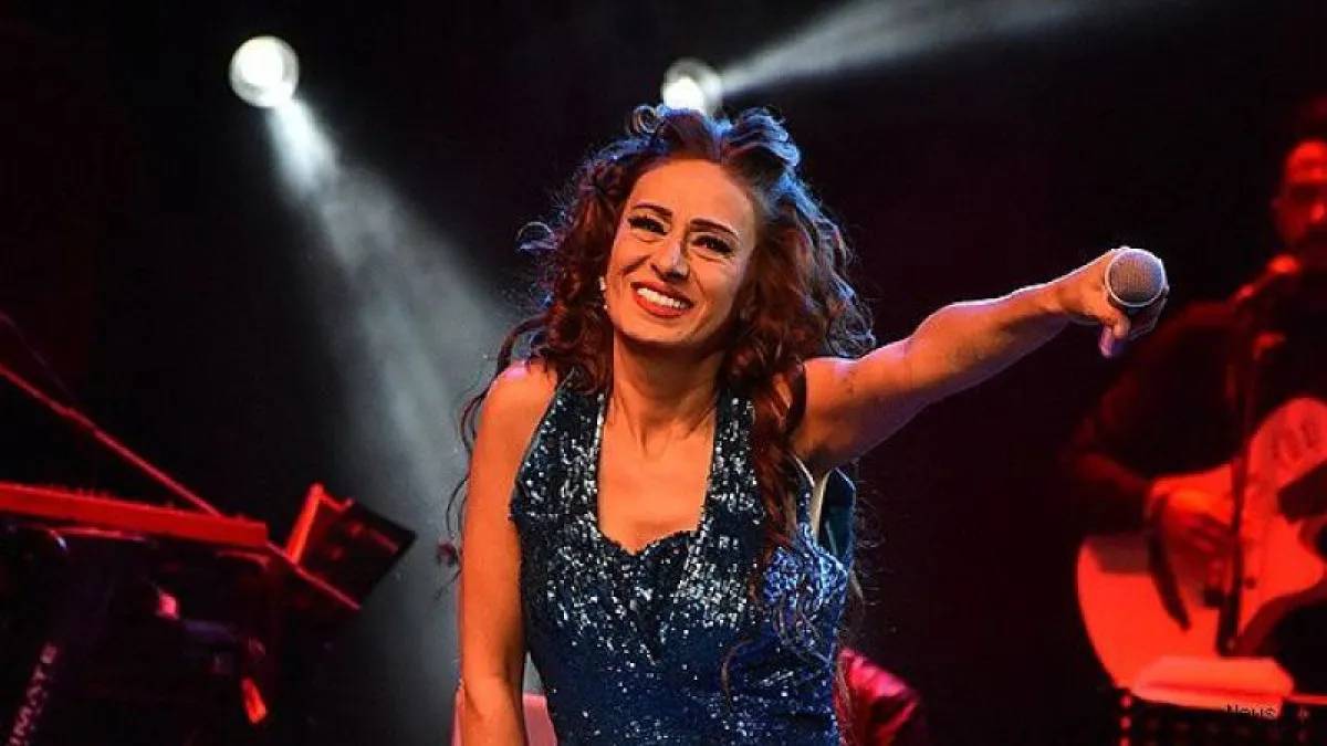 Hayranının hediyesiyle sahneye çıktı, neye uğradığını şaşırdı! Yıldız Tilbe’nin zor anları: Konserine ara verdi…
