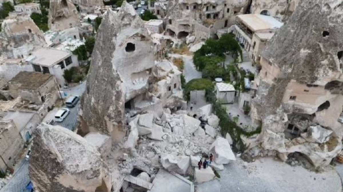 Kapadokya’da peribacası çöktü