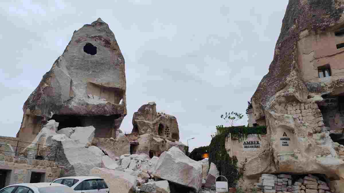 Göreme’de bir peribacası kısmen yıkıldı