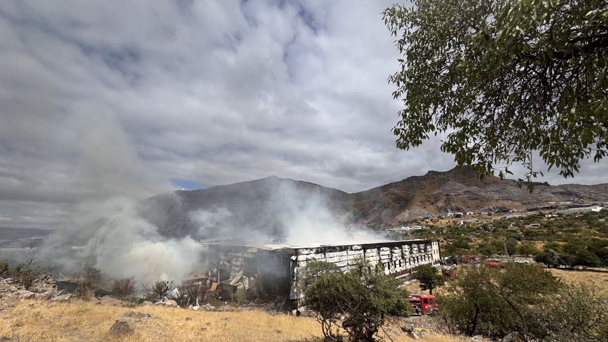 Kayseri'de mobilya fabrikasında yangın