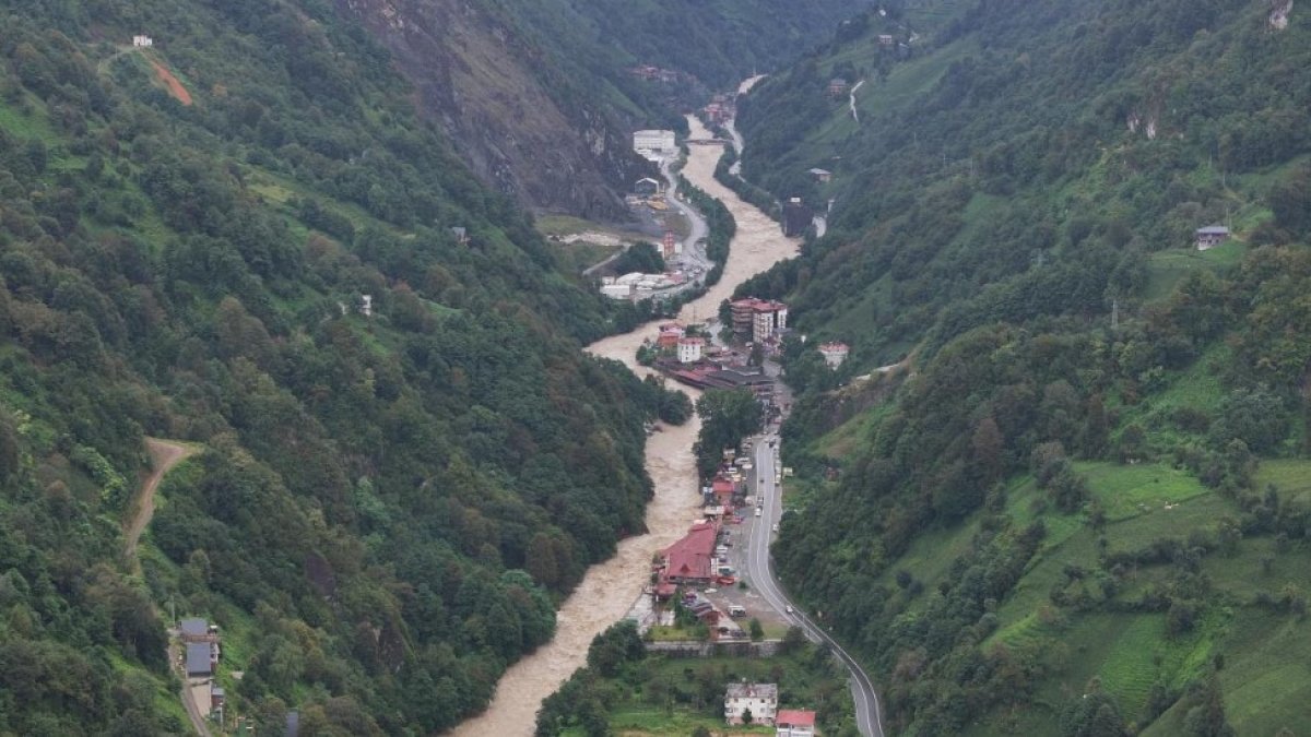 Rize'de sel alarmı: Sağanak yağışlar hayatı felç etti