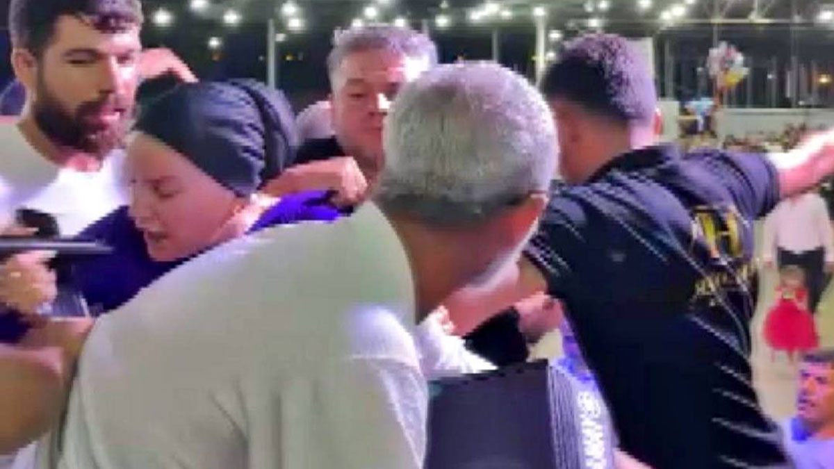 Karşısında şarkı söylemeyi reddeden şarkıcının boğazına yapıştı!