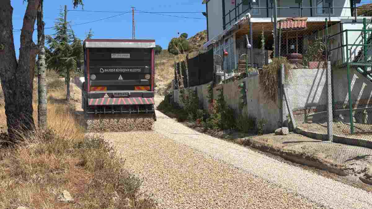 Büyükşehir, yıllardır hizmet bekleyen yolları asfaltla buluşturuyor