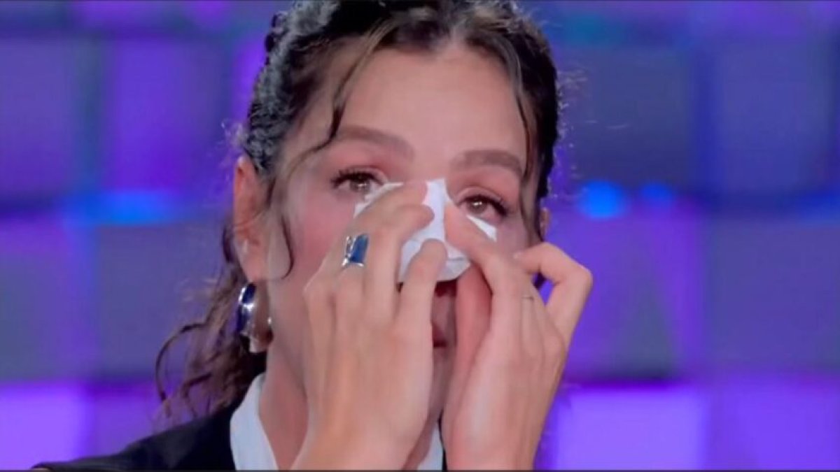 Özge Özpirinçci İtalya'da gözyaşlarına boğuldu: Katıldığı programda kaybettiği babasını anınca stüdyoda duygusal anlar yaşandı