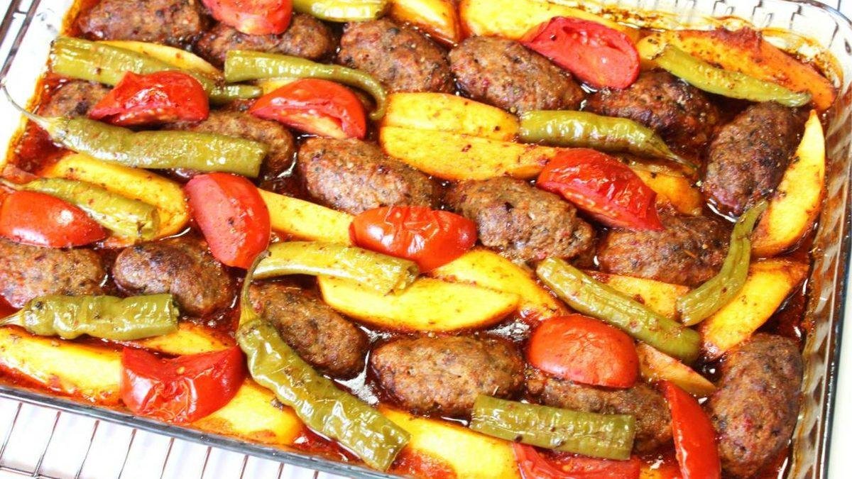 Pazar sofralarının kraliçesi: Dağılmayan köftesi ve tam kıvamında sosuyla lokanta usulü İzmir köfte tarifi!