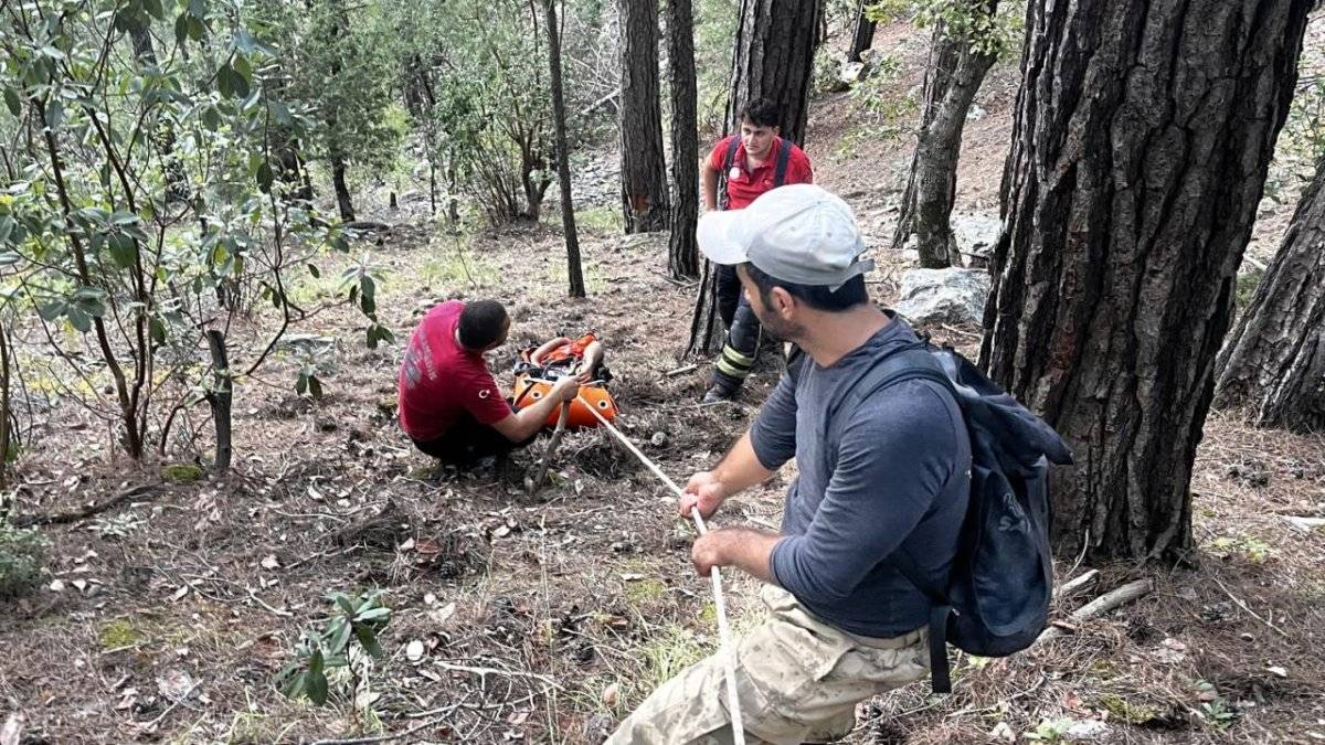 Mersin'de kurtarma operasyonu: Kayalıklardan düşen kişi 4 saatte kurtarıldı