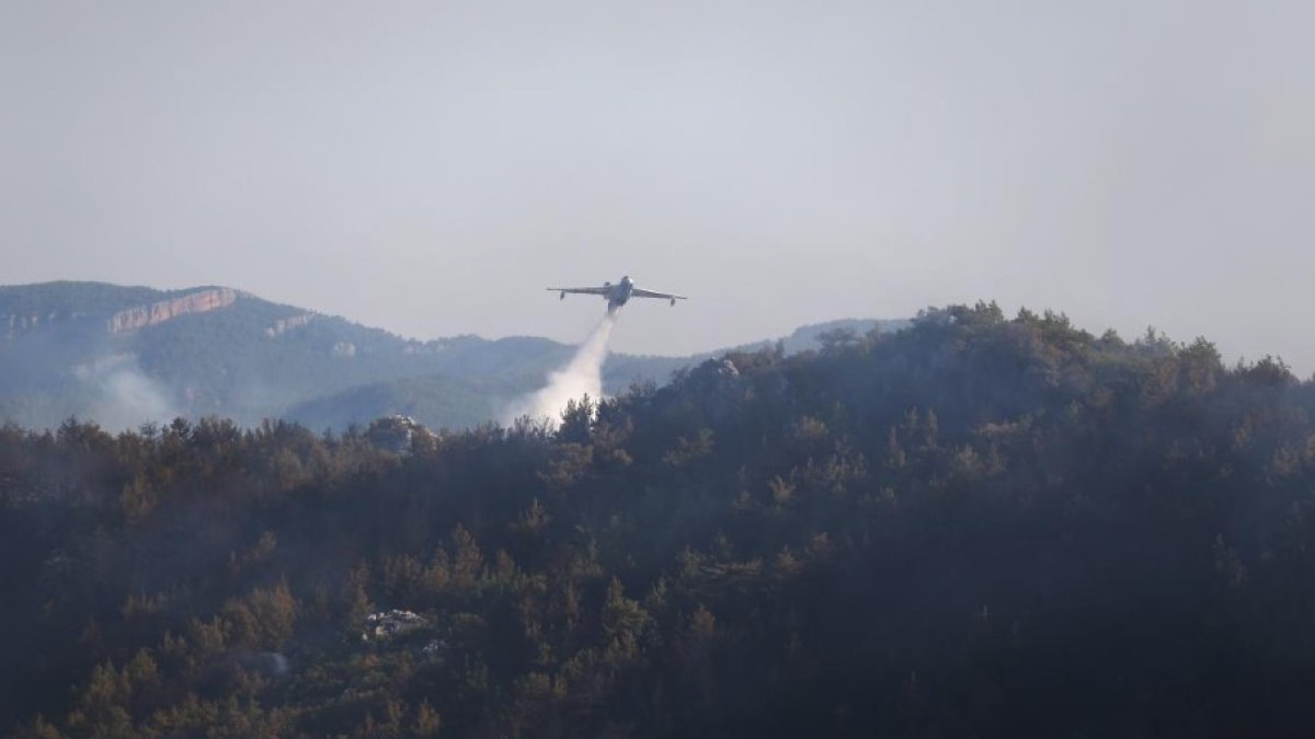 Alanya Kaymakamı açıkladı: Orman yangınıyla mücadele sürüyor