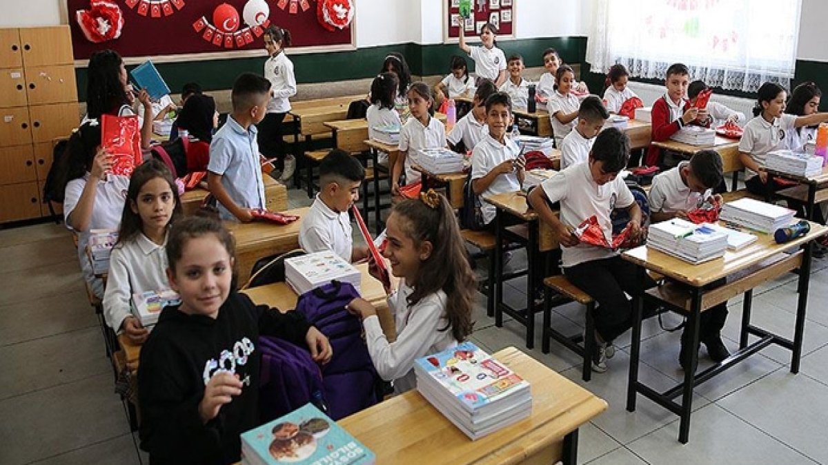 Test kitabı masada ‘devlet kitabı’ rafta