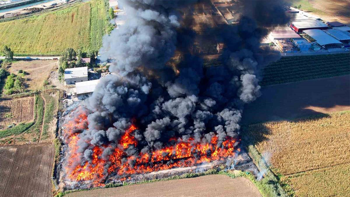 Adana’da geri dönüşüm fabrikasında yangın